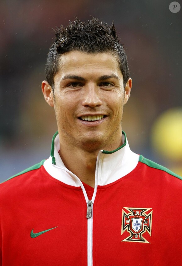 Après le hochet, le ballon rond ! Désormais, Cristiano Ronaldo est l'un des joueurs de foot les mieux payés de la planète ! 