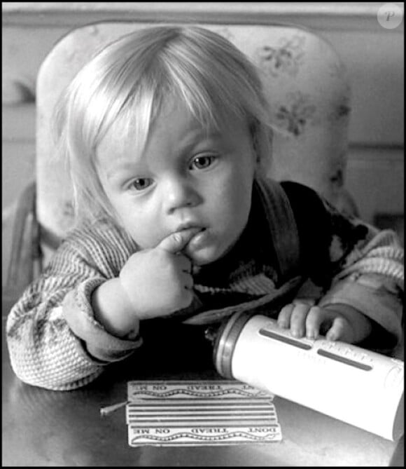 Mais qui est cet adorable bébé ?
Indice : Ce petit blondinet fera craquer de nombreux mannequins !