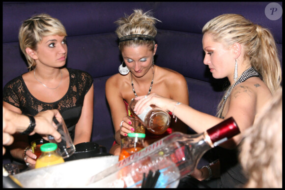 Shine entourée de copines, dont la chérie de Bastien, célèbrent et trinquent à leur notoriété éphémère (27 août 2010 au Six Seven de Paris)