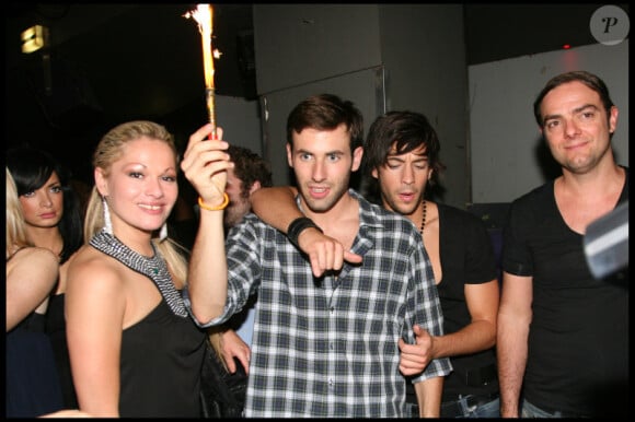 John, Anthony, Shine et Robin célèbrent et trinquent à leur notoriété éphémère (27 août 2010 au Six Seven de Paris)