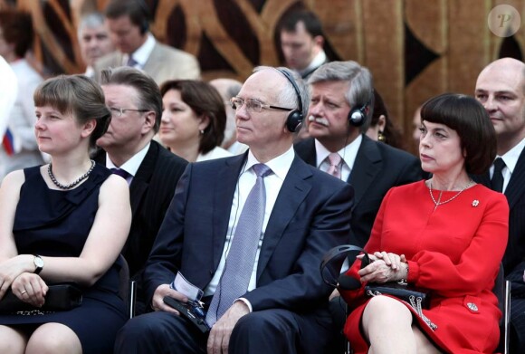 Plébiscitée par les Russes et dans les petits papiers de Vladimir Poutine, qui l'invite régulièrement, Mireille Mathieu recevait mardi 7 septembre 2010 la médaille du comité d'enquête du parquet pour le courage et la vaillance.