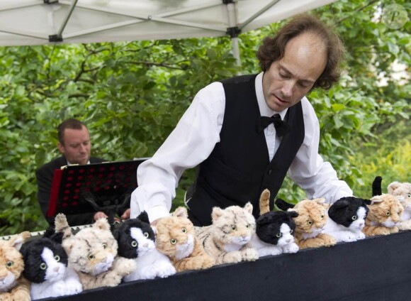 Clarence House, le 10 septembre 2010 : le prince Charles et Camilla Parker Bowles piquent un fou rire mémorable devant les 16 chats d'un orgue très spécial !