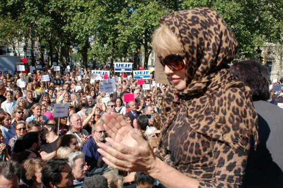 Arielle Dombasle lors de la manifestation en soutien à l'Iranienne Sakineh Mohammadi Ashtiani le 12 septembre 2010 à Paris