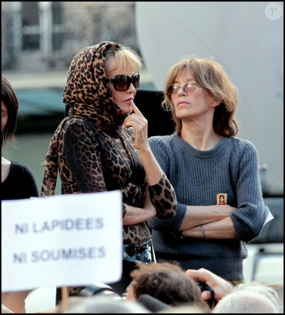 Arielle Dombasle et Jane Birkin lors de la manifestation de soutien à Sakineh Mohammadi Ashtiani à Paris le 12 septembre 2010