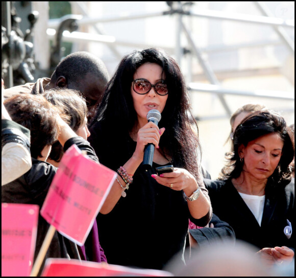Yamina Benguigui lors de la manifestation de soutien à Sakineh Mohammadi Ashtiani à Paris le 12 septembre 2010