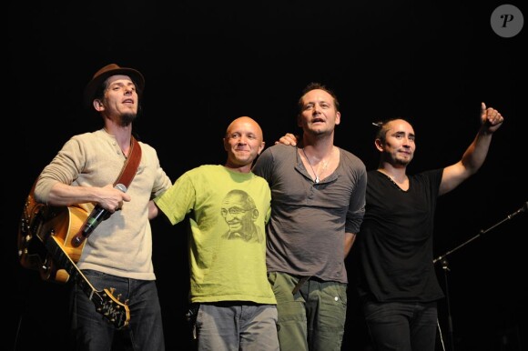 Tryo lors du concert de solidarité Rock sans papiers à Bercy le 18 septembre 2010