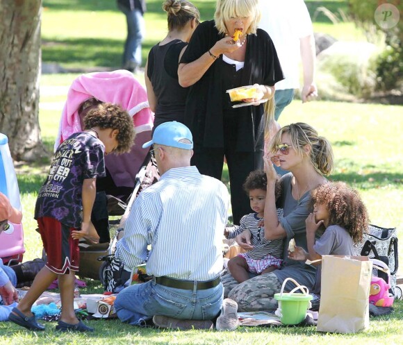 Heidi Klum et ses enfants Leni, Lou, Johan et Henry au parc, à Beverly Hills, le 19 septembre 2010