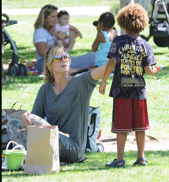 Heidi Klum et ses enfants Leni, Lou, Johan et Henry au parc, à Beverly Hills, le 19 septembre 2010