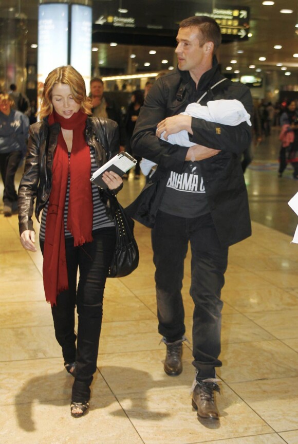 Dannii Minogue et Kris Smith, et leur fils Ethan à l'aéroport de Melbourne, le 20 septembre 2010