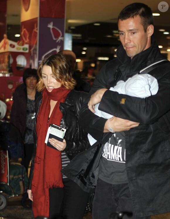 Dannii Minogue et Kris Smith, et leur fils Ethan à l'aéroport de Melbourne, le 20 septembre 2010