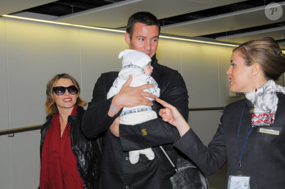 Dannii Minogue à l'aéroport d'Heathrow avec son homme et son petit garçon, le 21 septembre 2010