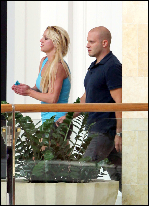 Britney Spears et son fils Sean Preston, 5 ans, se rendent dans un magasin de vêtements, à Los Angeles, ce mardi 21 septembre.