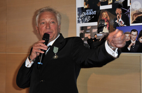 Laurent Boyer reçoit des mains d'Alain-Dominique Perrin les insignes de Chevalier dans l'Ordre national du Mérite le 23 septembre 2010 dans les studios de M6 à Neuilly-sur-Seine
