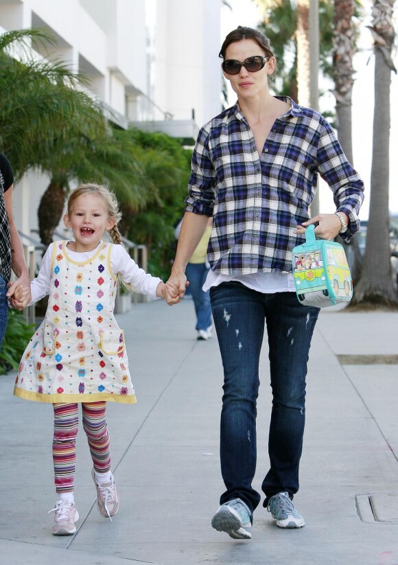 Jennifer Garner et sa fille aînée Violet (23 septembre 2010 à Los Angeles)