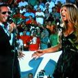 Fergie et Marc Anthony chantent l'hymne national américain, lors du match de football américain des Miami Dolphins contre l'équipe des New York Jets, le 26 septembre à Miami 