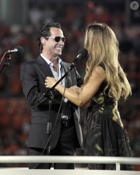 Fergie et Marc Anthony chantent l'hymne national américain, lors du match de football américain des Miami Dolphins contre l'équipe des New York Jets, le 26 septembre à Miami