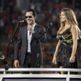 Fergie et Marc Anthony chantent l'hymne national américain, lors du match de football américain des Miami Dolphins contre l'équipe des New York Jets, le 26 septembre à Miami