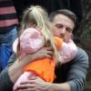 Ben Affleck et Jennifer Garner avec leurs deux filles Violet et Seraphina dans un parc à Beverly Hills, le 19 septembre 2010