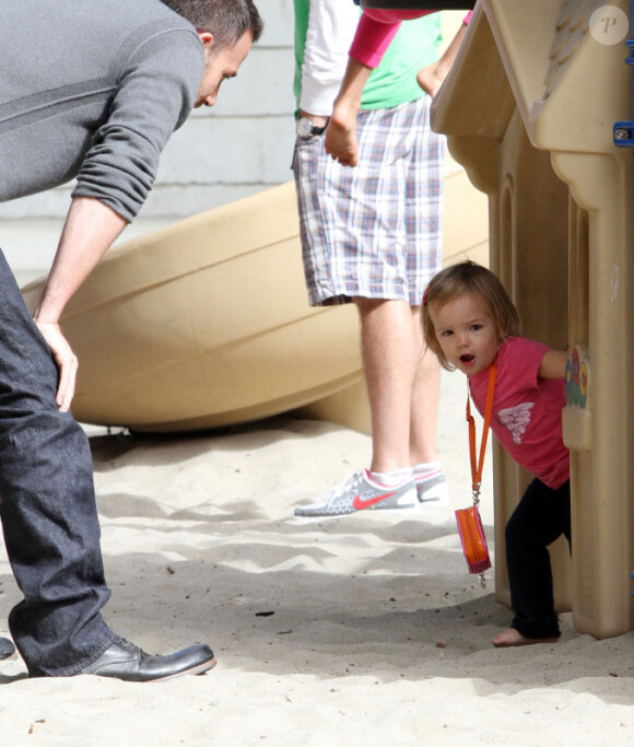 Ben Affleck et Jennifer Garner avec leurs deux filles Violet et Seraphina dans un parc à Beverly Hills, le 19 septembre 2010