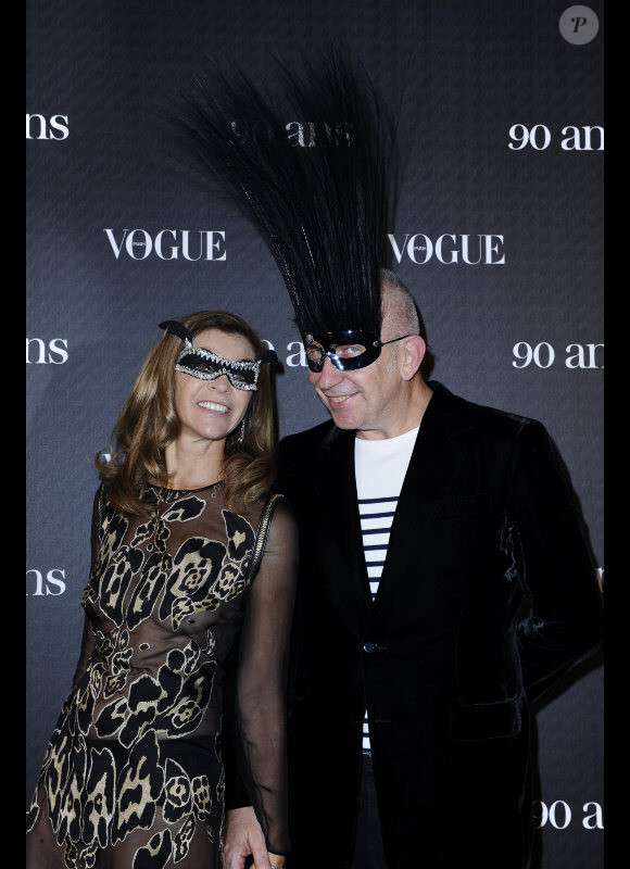 Carine Roitfeld et Jean-Paul Gaultier lors de la soirée pour les 90 ans du magazine Vogue France à Paris le 30 septembre 2010