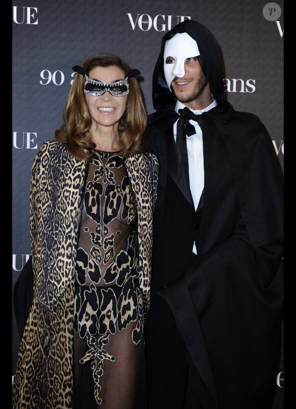 Carine Roitfeld et son fils Vladimir lors de la soirée pour les 90 ans du magazine Vogue France à Paris le 30 septembre 2010