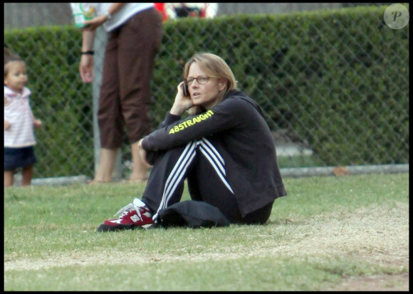 Jodie Foster assiste au match de foot de son fils (28 septembre 2010, Los Angeles)