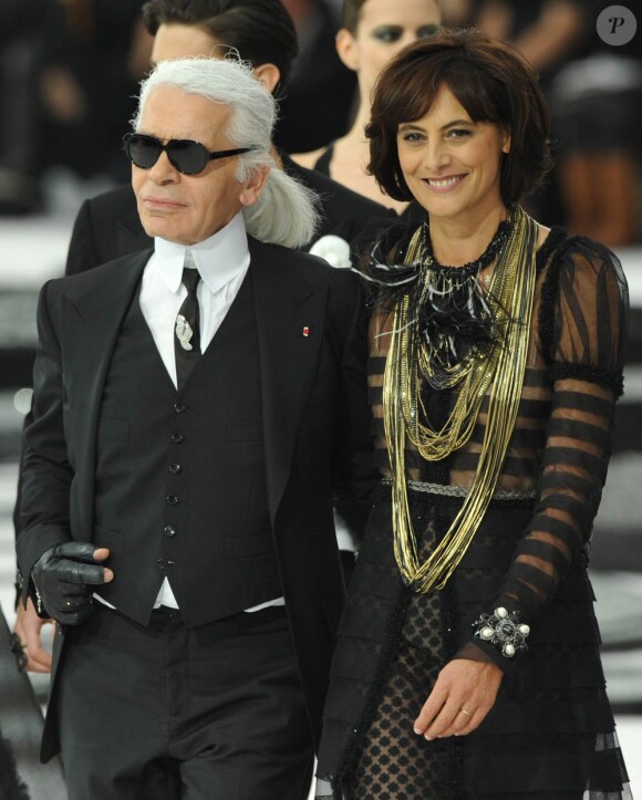 Karl Lagerfeld et Ines de la Fressange lors du défilé Chanel à Paris, le 5 octobre 2010