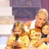 Elodie Gossuin et ses adorables jumeaux Rose et Jules, 2 ans et demi, dans l'émission Dans l'univers de... présentée par Laurie Cholewa (ici présente) sur France 2