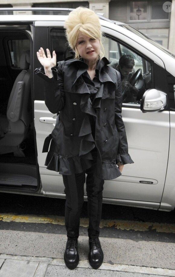 Cyndi Lauper arrive dans les studios de la BBC Radio à Londres le 5 octobre 2010