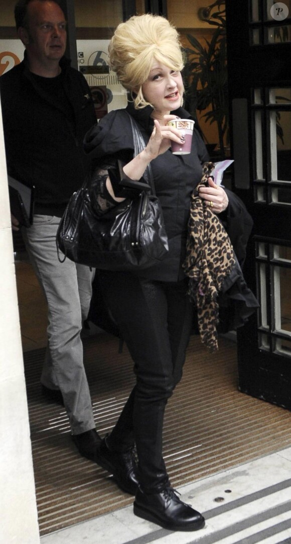 Cyndi Lauper arrive dans les studios de la BBC Radio à Londres le 5 octobre 2010