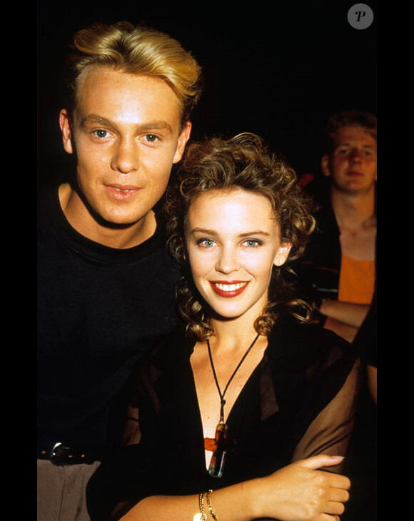 Jason Donovan avec Kylie Minogue sur un plateau de télévision belge en août 1989