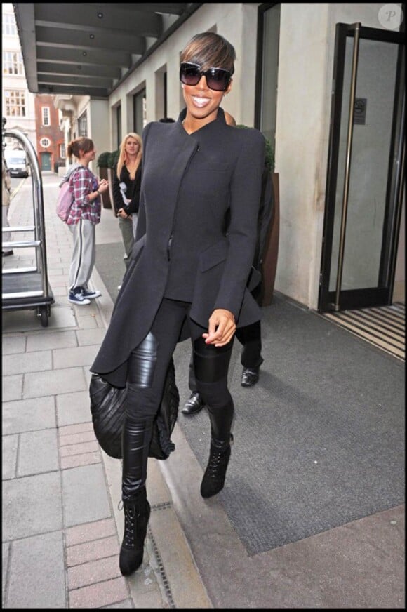 Kelly Rowland a opté pour le chic, avec des bottines à lacets stylées, une veste structurée et totalement "in", et des lunettes mouches pour un résultat au top.