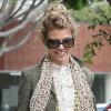 AnnaLynne McCord, dans un look parfait fait d'un chemisier élégant porté sous un blazer kaki, avec des chaussettes hautes, une paire de bottes en cuir marron, le tout accessoirisé d'un sautoir, et d'un foulard imprimé léopard Tolani Cheetah.