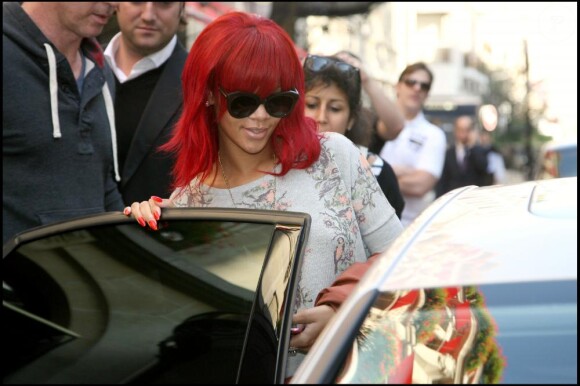Rihanna sort de son hôtel le Plaza Athenée, à Paris, le 8 octobre 2010