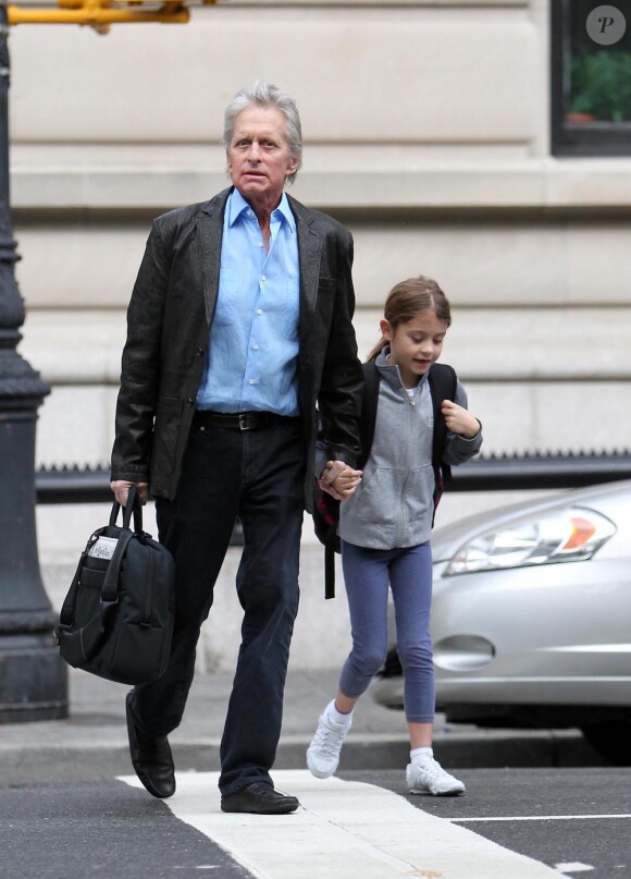 Michael Douglas emmène sa fille Carys à l'école, New York le 7 octobre 2010
