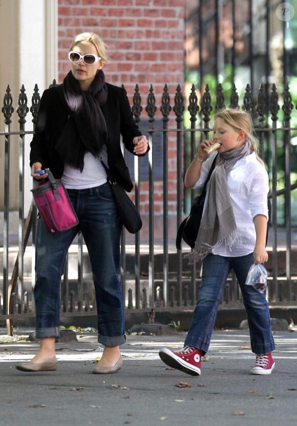 Kate Winslet emmène sa fille Mia à l'école, New York, le 7 octobre 2010