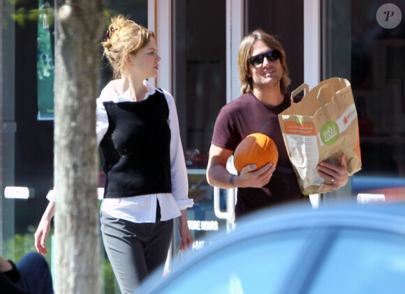 Nicole Kidman faisant des courses à Nashville avec son mari Keith Urban et sa fille Sunday Rose, le 3 octobre 2010