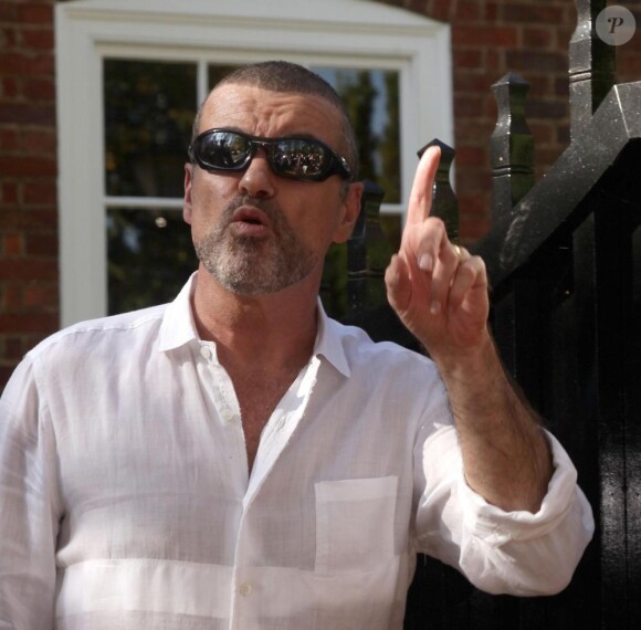 George Michael devant chez lui, après être sorti de prison, à Londres, le 11 octobre