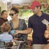 Jessica Alba, Cash Warren et leur fille Honor au supermarché à Los Angeles le 10/10/10