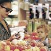 Jessica Alba, Cash Warren et leur fille Honor au supermarché à Los Angeles le 10/10/10