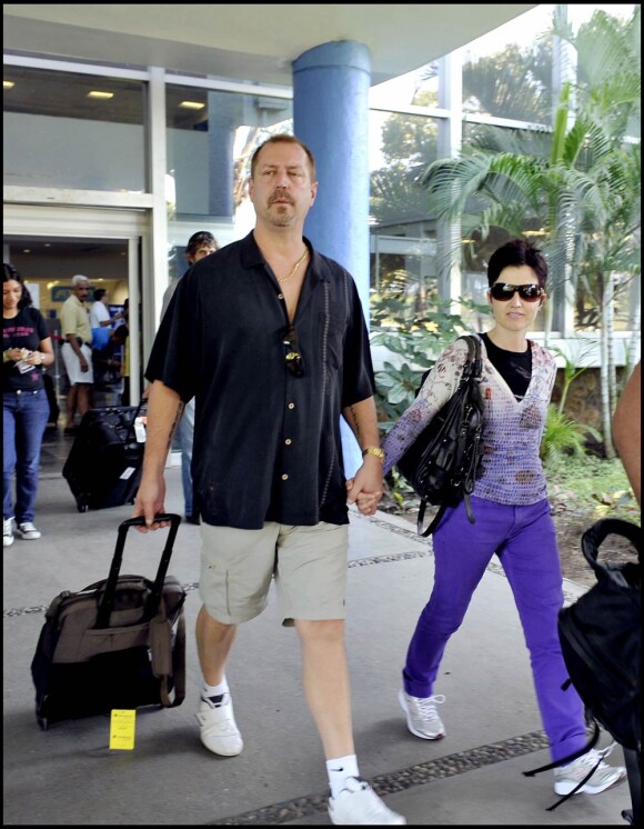 Dolores O'Riordan arrive à Acapulco (Mexique) avec son mari Don, le 4 octobre 2010.