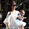 Camila Alves, à Malibu, se promène avec ses deux enfants Vida et Levi. Octobre 2010