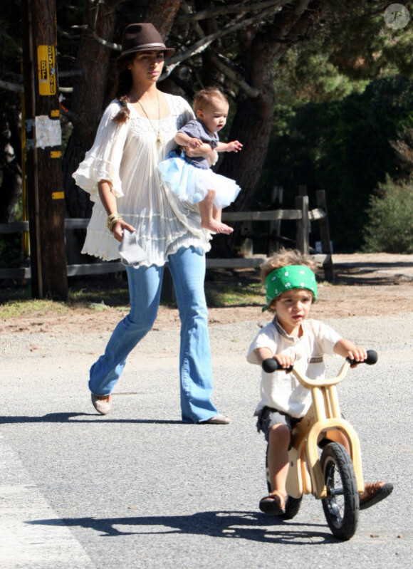 Camila Alves, à Malibu, se promène avec ses deux enfants Vida et Levi. Octobre 2010