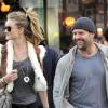 Jason Statham, accompagné de sa chérie Rosie Huntington Whiteley sur le tournage de Safe à New York le 8 octobre 2010