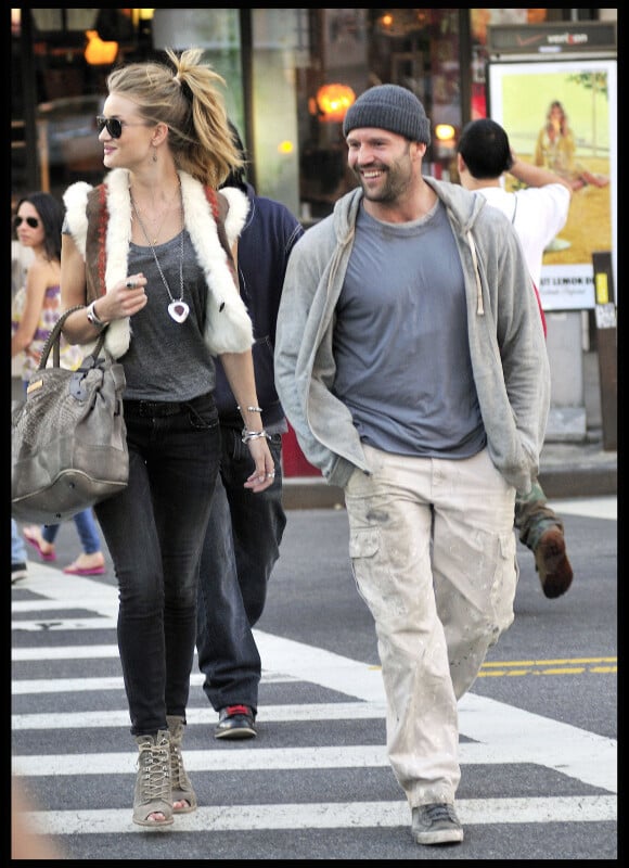Jason Statham, accompagné de sa chérie Rosie Huntington Whiteley sur le tournage de Safe à New York le 8 octobre 2010