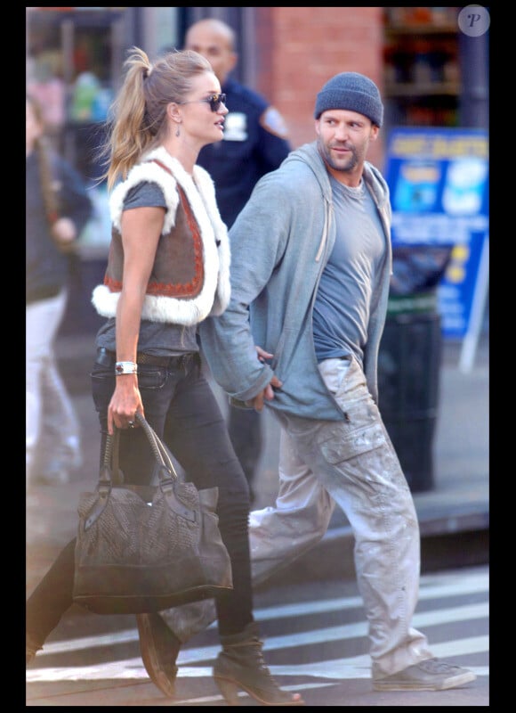 Jason Statham sur le tournage de Safe à New York le 8 octobre 2010. Il est accompagné de sa girlfriend Rosie Huntington-Whiteley