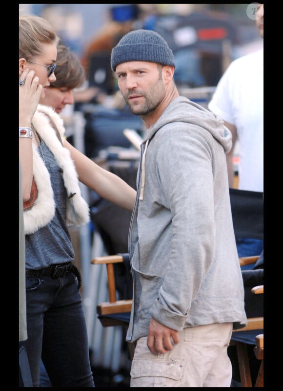 Jason Statham sur le tournage de Safe à New York le 8 octobre 2010. Il est accompagné de sa girlfriend Rosie Huntington-Whiteley
