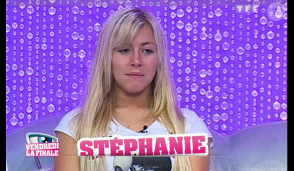 Stéphanie est contrariée de voir que son ami Bastien ne lui fait même pas confiance quand elle lui promet de lui reverser l'argent. 