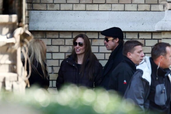 Angelina Jolie sur le tournage de son premier film en Hongrie, à Budapest, soutenue par son compagnon Brad Pitt, le 17 octobre 2010