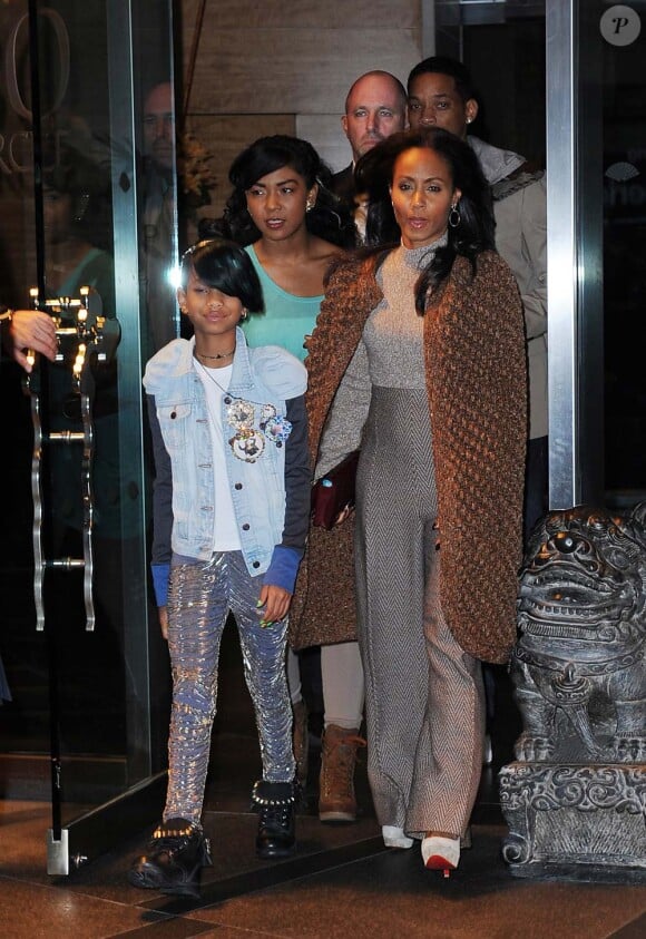 Will, Jada Pinkett Smith et leur fille Willow à la sortie d'un hôtel new-yorkais, le 18 octobre 2010